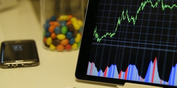 Brent petrol, ABD petrol stoklarındaki daralma nedeniyle yükseliyor