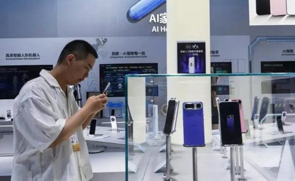 Dünya Yapay Zeka Konferansı Gündeminde Yapay Zekâ Destekli Akıllı Telefonlar Öne Çıktı 1 dunya yapay zeka konferansi - Dünya Yapay Zeka Konferansı Gündeminde Yapay Zekâ Destekli Akıllı Telefonlar Öne Çıktı